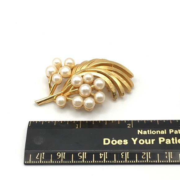 Vintage Crown Trifari Gold Tone Floral Style Brooch with Faux Pearls - Picture 8 of 8